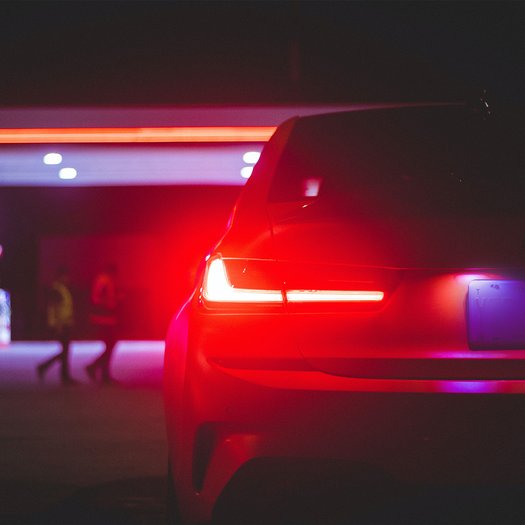 auto met de lichten aan