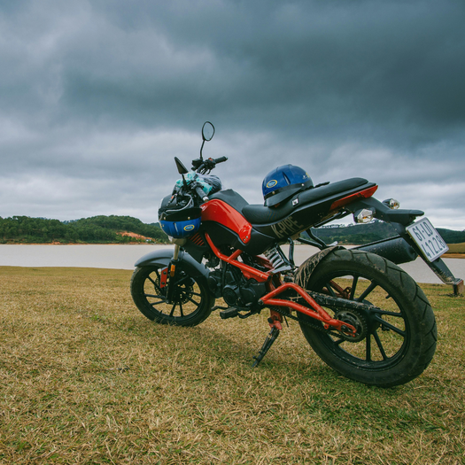 Motorfiets bij het water (square)